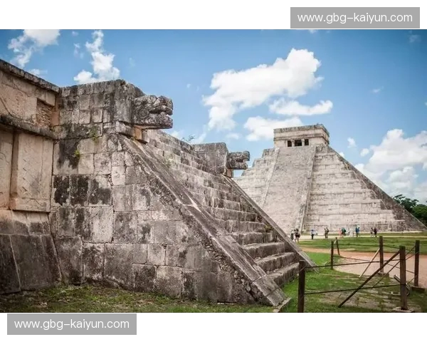 从阿尔卑斯的精密到加勒比的狂放：瑞士与洪都拉斯的绿茵博弈论